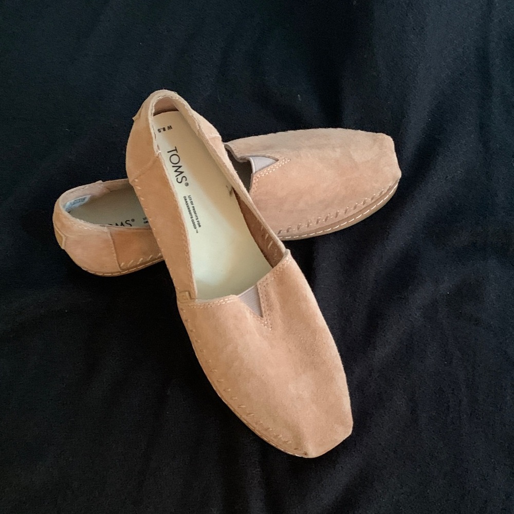 Toms women’s size 8.5 suede slip-ons